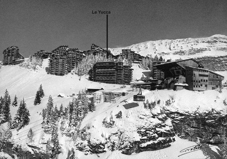 Vue de la gare du Téléphérique avec l'immeuble le Yucca en arrière-plan. Photographie 1975 (Office du Tourisme d'Avoriaz)