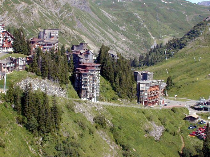 Vue d'ensemble du Sassanka et du Yucca le long du boulevard des Skieurs, depuis le nord-ouest