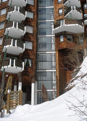 Vue de l'entrée et de la base de l'ascenseur public