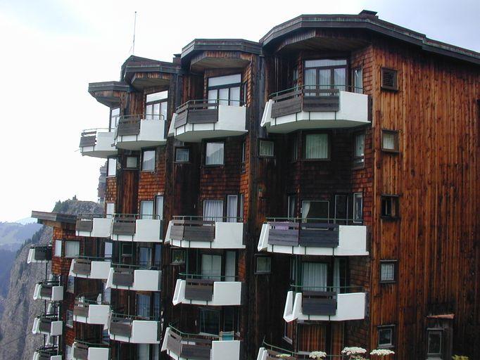 Façade principale. Les niveaux supérieurs et les balcons