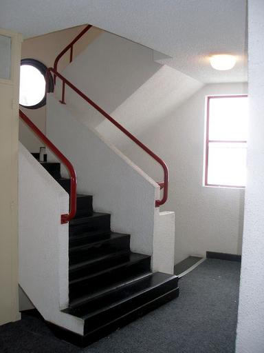 L'escalier, éclairé en second jour par la cage vitrée de l'ascenseur