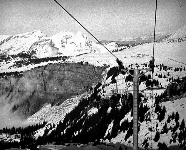 Vue du téléphérique depuis la gare supérieure. Photographie vers 1965 (A. Office du tourisme d'Avoriaz)