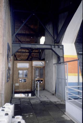 Accès à l'embarquement. Photographie 1989