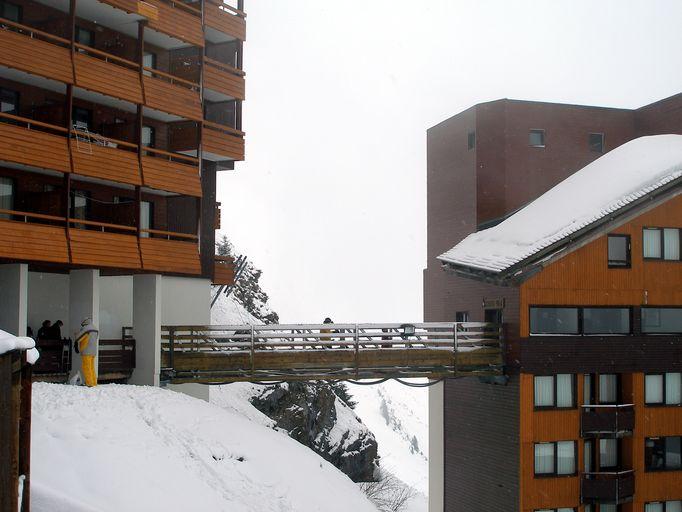 La passerelle entre le Sirius A et l'immeuble voisin