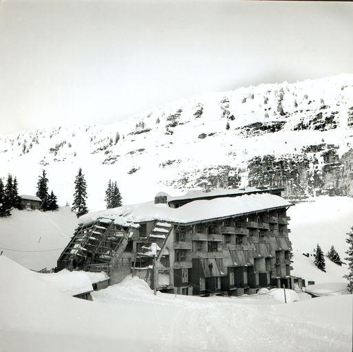 Le Séquoia en construction. Photographie, 1966 (A. Office du tourisme d'Avoriaz)