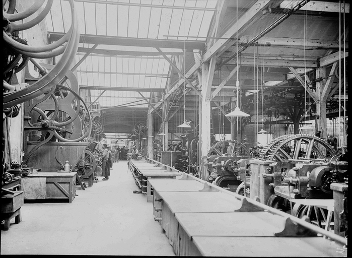 Vue intérieure de l'usine, vers 1920, AD 69 : série 158 J. plaque de verre, usine Tréfimétaux AD Rhône. 158 J