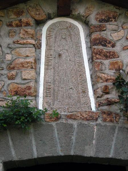 Détail du bas-relief au-dessus de la porte d'entrée de la chapelle.