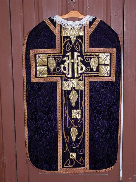 Vue d'ensemble de la chasuble d'un ornement violet.