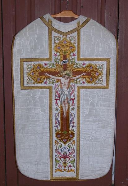 Vue d'ensemble de la chasuble d'un ornement blanc.