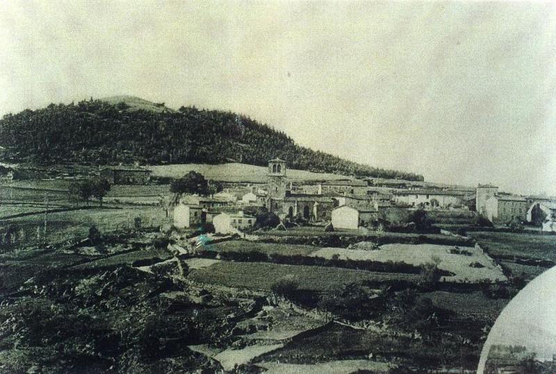 Vue d'ensemble des anciens bâtiments du prieuré autour de l'église, avant leur destruction.