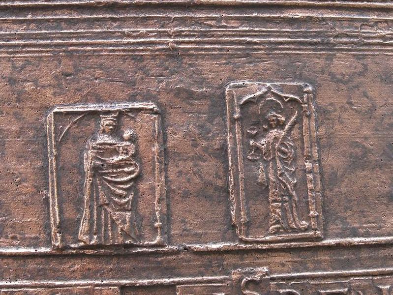 Cloche (n°1), détail de deux médaillons représentant la Vierge à l'Enfant et saint Jean.