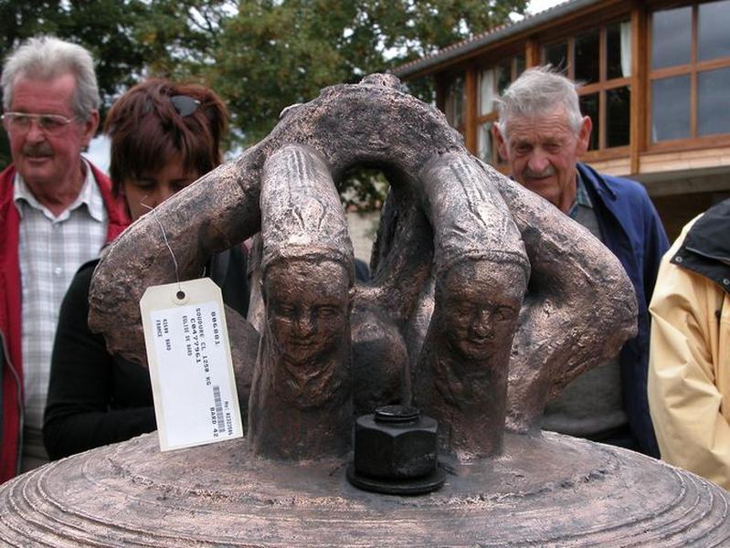 Cloche (n°1), détail de la couronne d'anses.