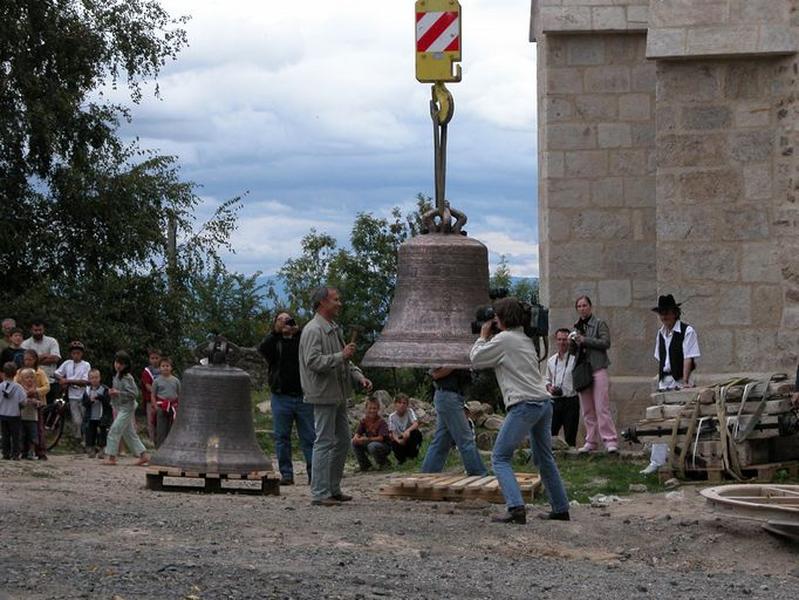 Cloche (n°1) élévée et frappée au marteau par l'ancien maire de la commune.