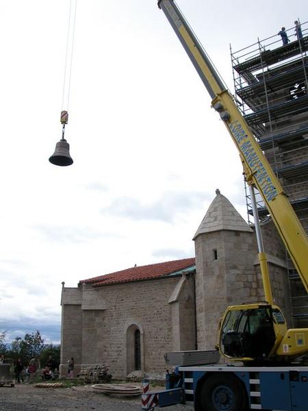 Cloche (n°1) élévée à l'aide d'une grue.