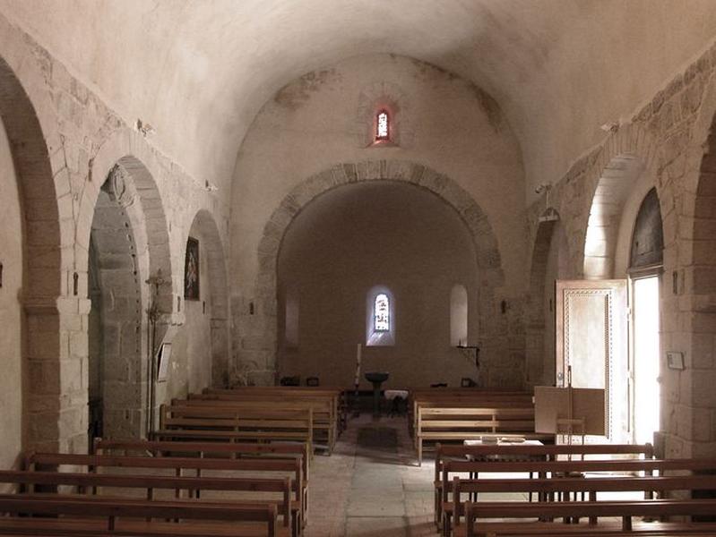 Vue d'ensemble intérieure en direction de l'ancien choeur de l'église.