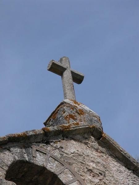 Détail de la croix au sommet du chevet.