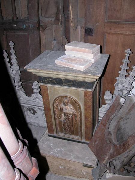 Vue d'ensemble d'un tabernacle avec le Bon Pasteur sculpté sur le devant.