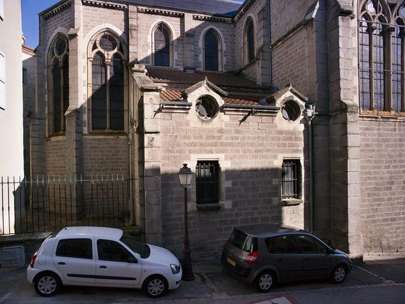 Vue de la sacristie gauche bordée par la rue Saint-Pierre