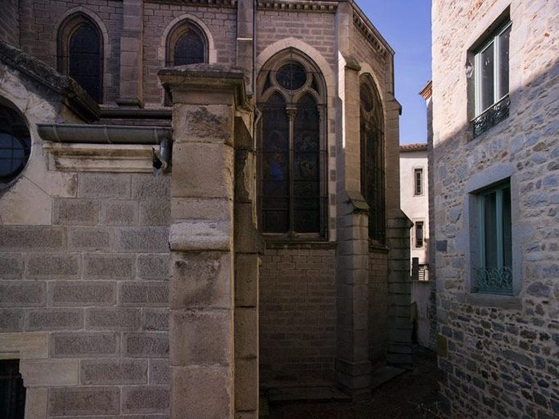 Vue partielle du chevet entouré d'une cour anglaise