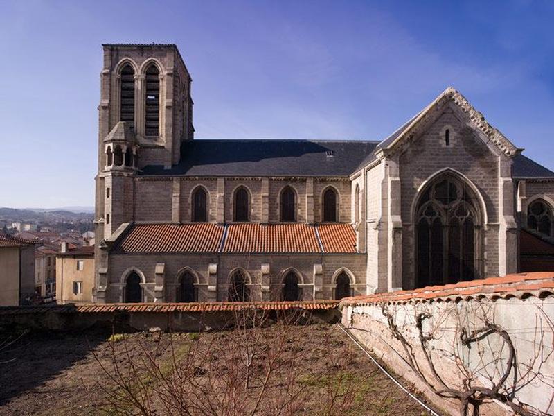 Vue partielle de l'élévation latérale droite depuis le jardin en terrasse du presbytère Saint-Pierre