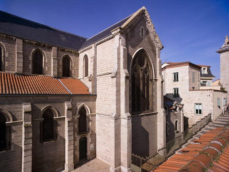 Vue du transept droit depuis le jardin en terrasse du presbytère Saint-Pierre