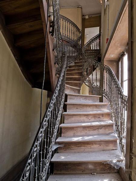 Escalier intérieur, 1ère volée droite et 2e volée double à montées divergentes.