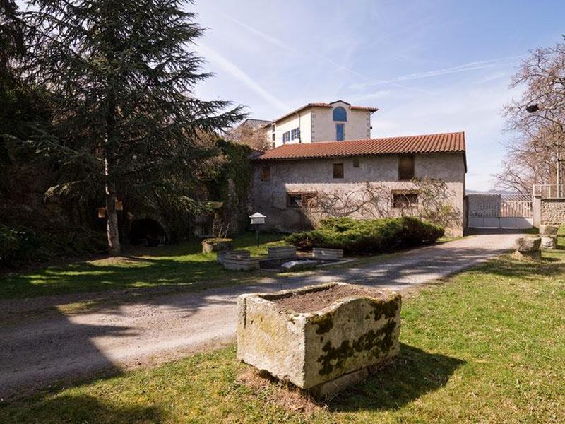 Entrée de la propriété : remise agricole de jardin, bassin d'ornement et puits.
