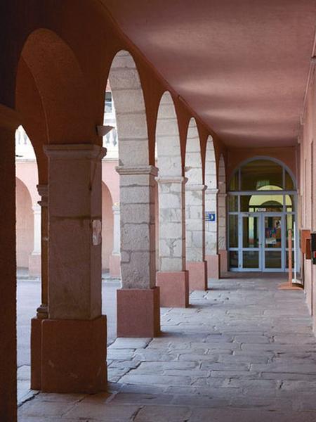 Galerie longeant le bâtiment A depuis l'entrée de la chapelle.