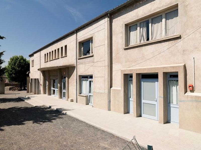 Nouvelles constructions à l'emplacement des anciennes dépendances : salle de spectacles, préau.