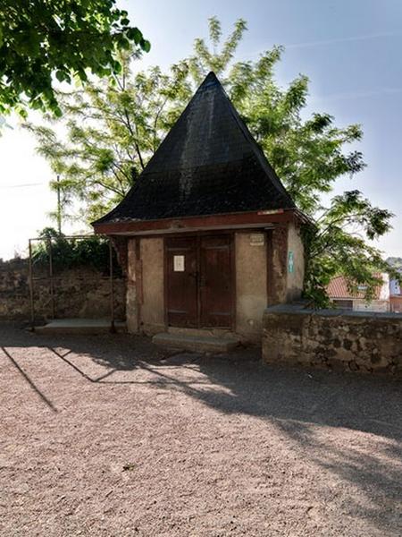 Pavillon isolé sur la terrasse supérieure.
