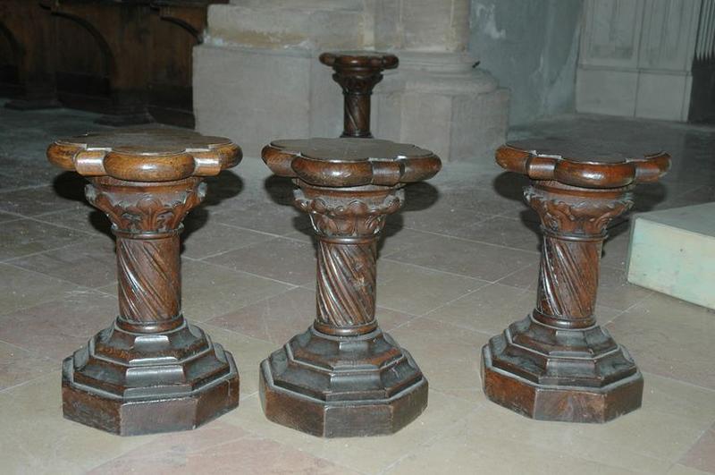 Ensemble de 12 tabourets de chantre.