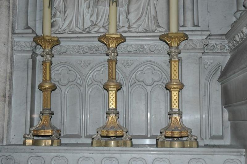 Chandeliers situés sur l'autel de la chapelle de la Vierge.