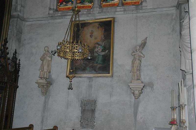 Ensemble de 2 lustres (N° 2) et de part et d'autre statues de Jeanne d'Arc et du curé d'Ars.