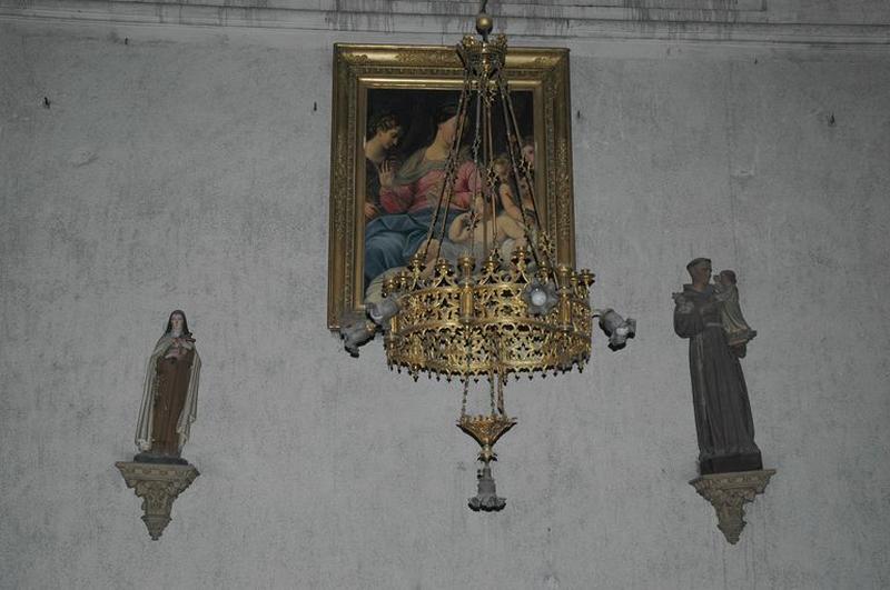 Lustre (N° 2) et de part et d'autre statues de Sainte-Thérèse de Lisieux et Saint-Antoine de Padoue.