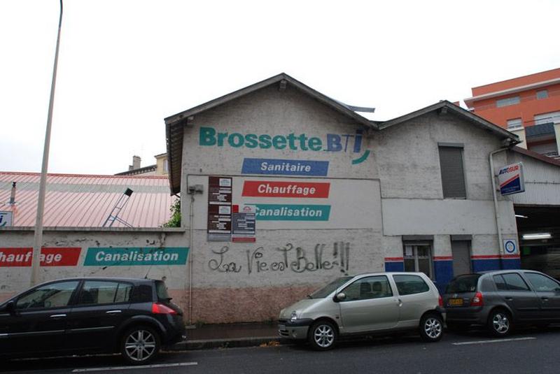 Vue d'ensemble ouest, avec enseigne