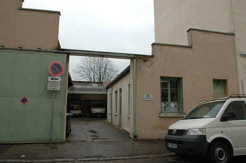 Vue extérieure : entrée principale, portail coulissant, cour et bâtiment de bureaux administratifs