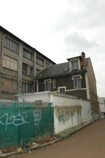 Façade latérale, vue nord ouest, villa et usine.