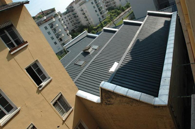 Vue sur cour, toits en sheds.