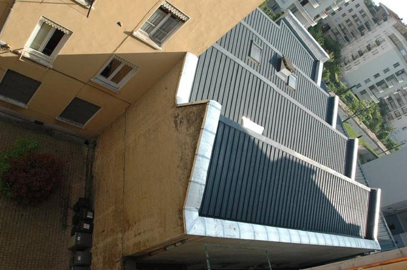 Vue sur cour, atelier et toits en sheds.