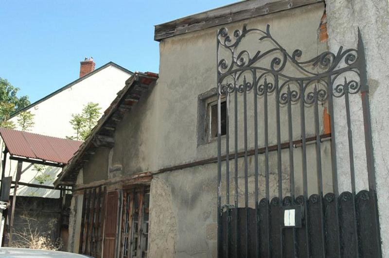 Portail d'entrée et atelier sur cour, vue sud ouest.