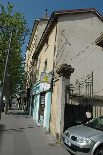 Façade principale, vue est.