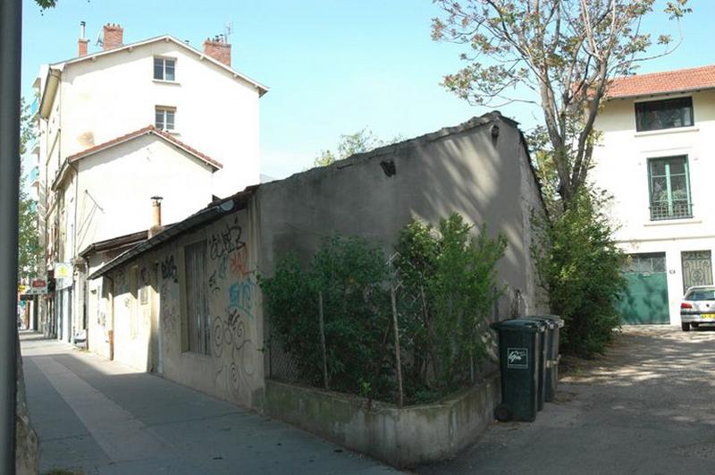 Vue générale, façade principale et angle est.