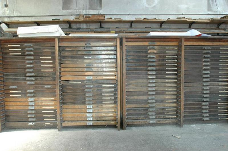 Meubles de rangement pour les différents caractères typographiques. Mur ouest de l'atelier.