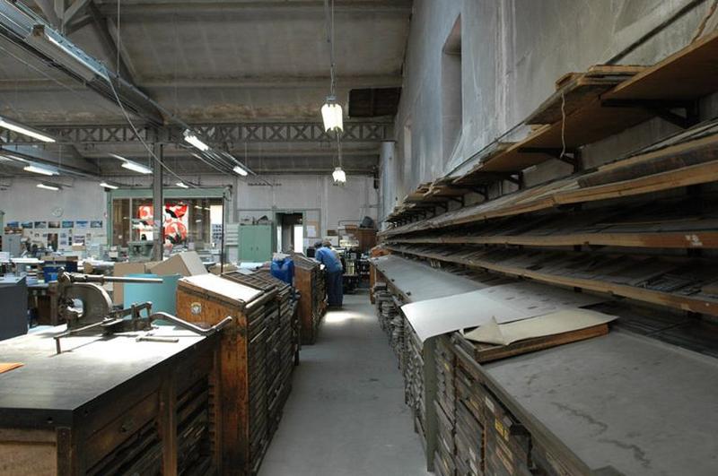 Vue nord de l'atelier, partie ouest avec meubles de rangement des caractères typographiques.