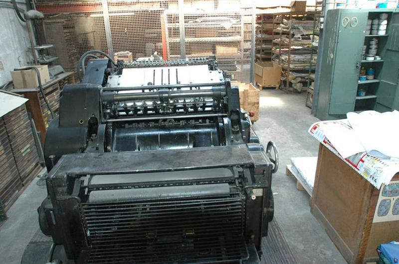 Vue sud de l'angle nord ouest de l'atelier. Au dessus de la machine Heidelberg cylindre et vue sur les archives de l'atelier.