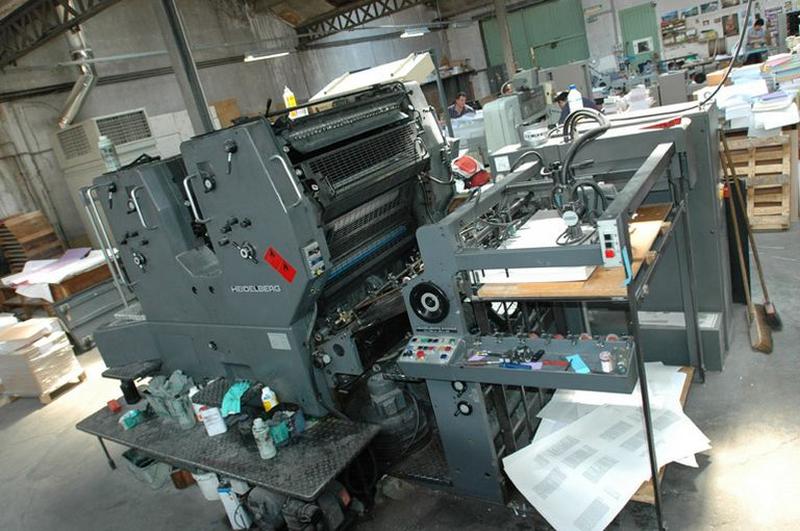 Machine offset quatre couleurs, table de marge, vue du dessus, (cf n°2 sur le plan)