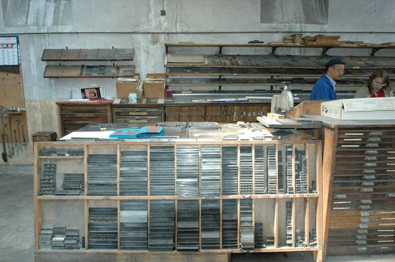 Meubles de rangement des lingots et des caractères typographiques.