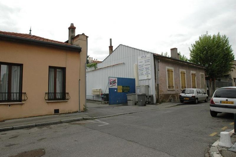 Entrée principale et atelier attenant, vue ouest.