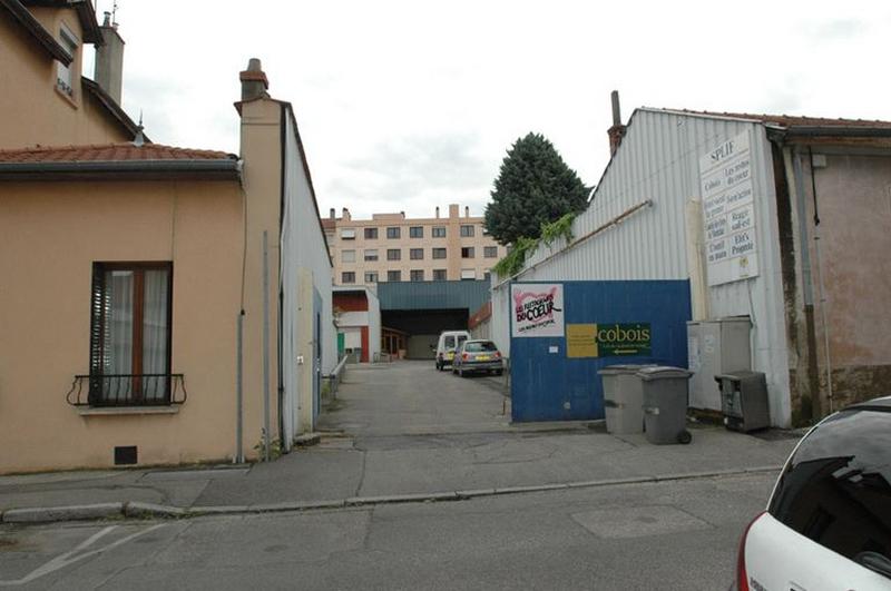 Entrée principale, vue sur la cour.