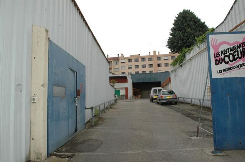 Portail d'entrée et cour.